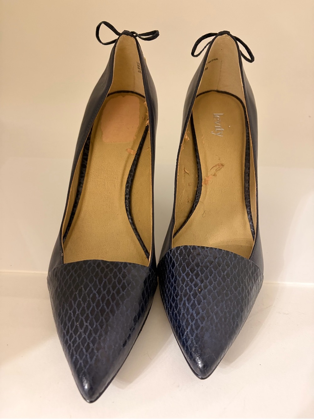 Pointed Toe Ankle Tie Pumps in Black -